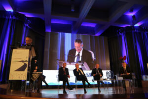 9-scenografia-palcoscenico-plexiglass-podio-personalizzato-texi-digital-printing-factory-evento-confindustria-5-dicembre-90-anni