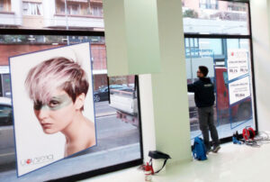 1-vetrina-allestimento-prezy-parrucchieri-vetrofanie-listino-prezzi-vinile-da-intaglio-texi-digital-printing-factory