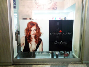 3-allestimento-vetrina-saloni-prezy-parrucchieri-milano-listino-prezzi-vinili-da-intaglio-vetrofania-sagomata-texi-digital-printing-factory