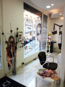 4-allestimento-vetrina-vetrofania-vinile-da-intaglio-listino-prezzi-saloni-prezy-parrucchieri-milano-texi-digital-printing-factory