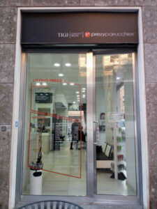 7-allestimenti-saloni-prezy-parrucchieri-milano-vinile-da-intaglio-listino-prezzi-vetrofania-insegna-texi-digital-printing-factory