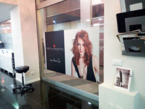 8-allestimento-vetrina-prezy-parrucchieri-vetrofanie-listino-prezzi-vinile-da-intaglio-texi-digital-printing-factory