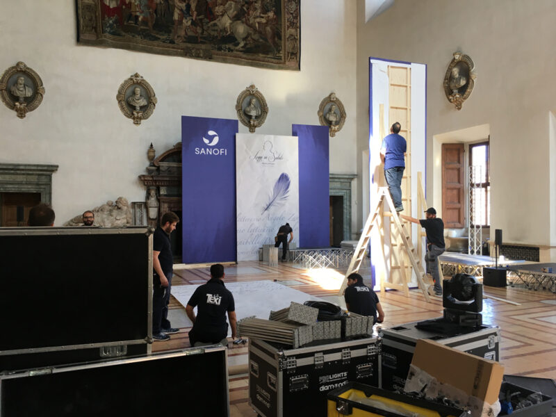 e installazione-fondali-palcoscenico-stampa-su-tessuto-murale-di-abete-texi-digital-printing-factory-allestimento-evento-sanofi