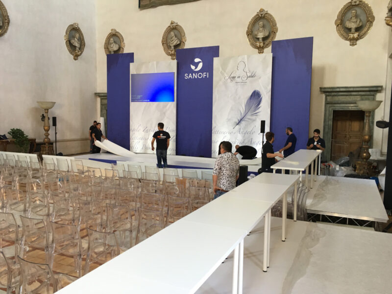 f-allestimento-evento-sanofi-texi-digital-printing-factory-fondali-communication-palcoscenico-giuria-e-presidenti
